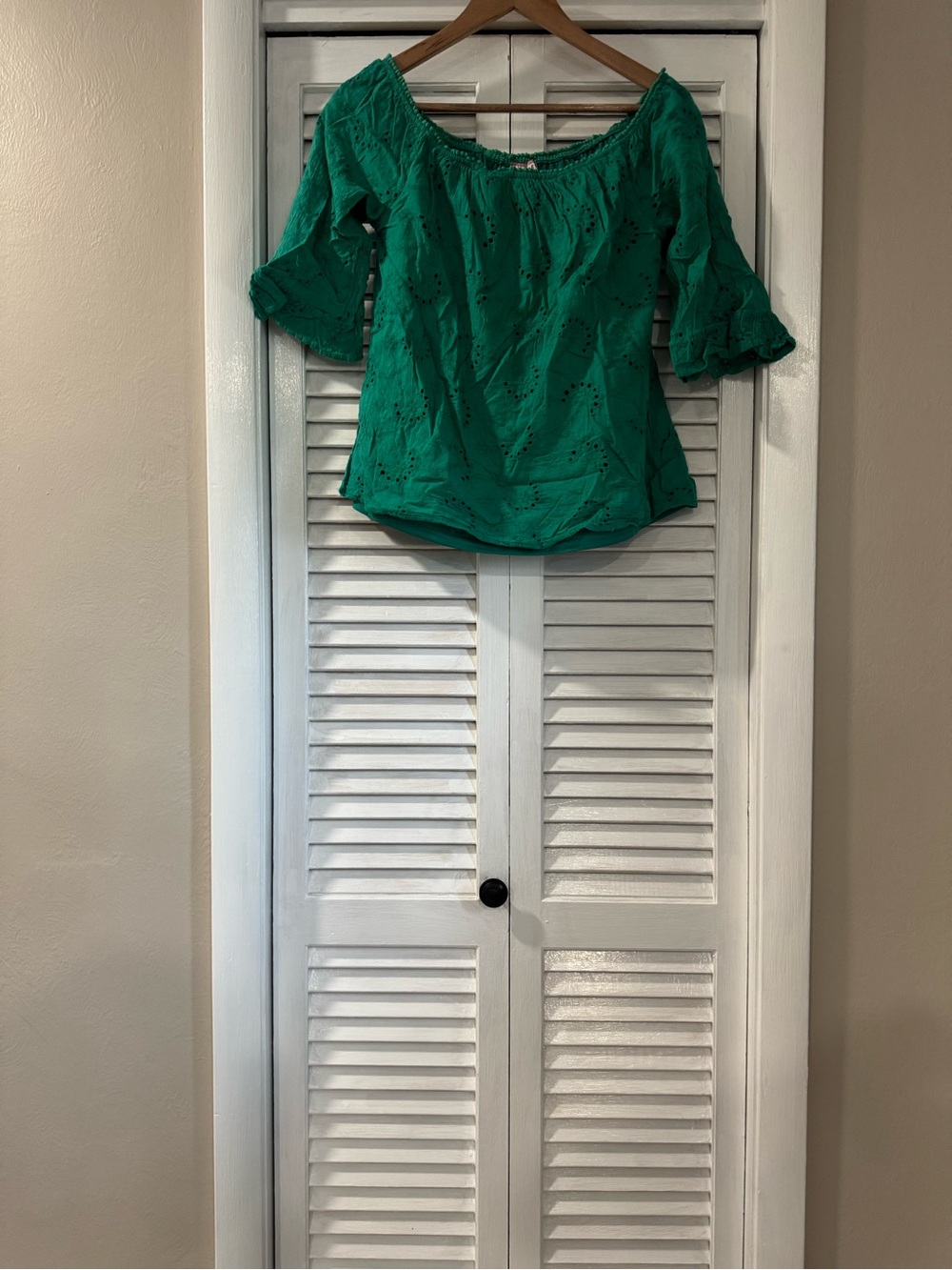 ANDREE BY UNIT Emerald Green Eyelet Off-Shoulder Blouse
